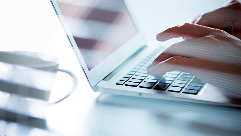 tippende Finger am Laptop