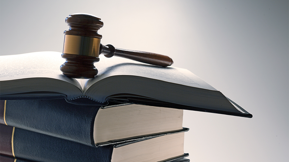 Richterhammer liegt auf einem Stapel Bücher