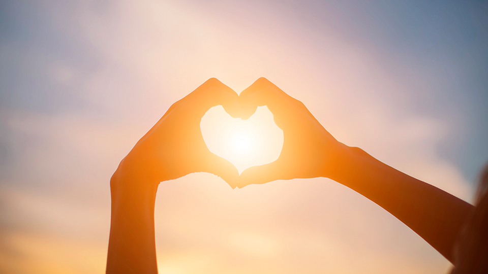 Zwei Hände formen ein Herz