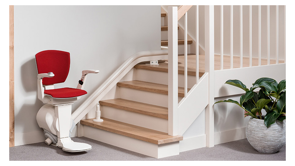 Treppenlift in moderner Wohnung