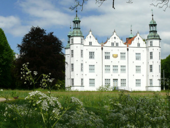 Das weiße Renaissance-Schloss Ahrensburg