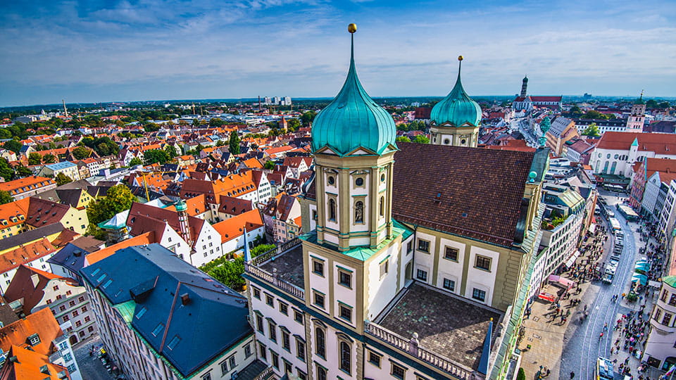 Blick über die Dächer von Augsburg mit Rathaus und Perlachturm