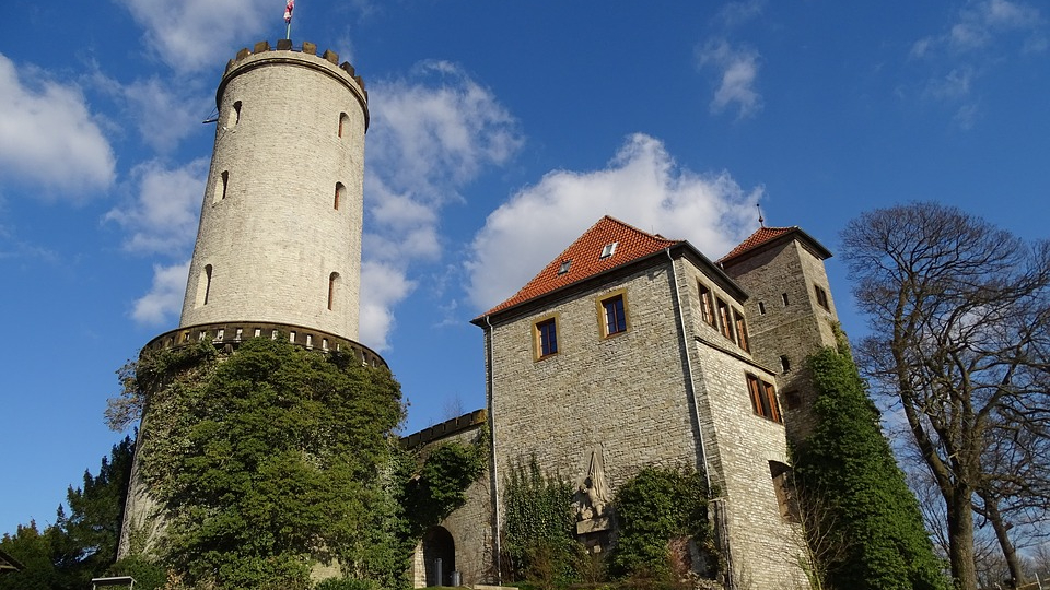 Die Sparrenburg in Bielefeld bei blauem Himmel