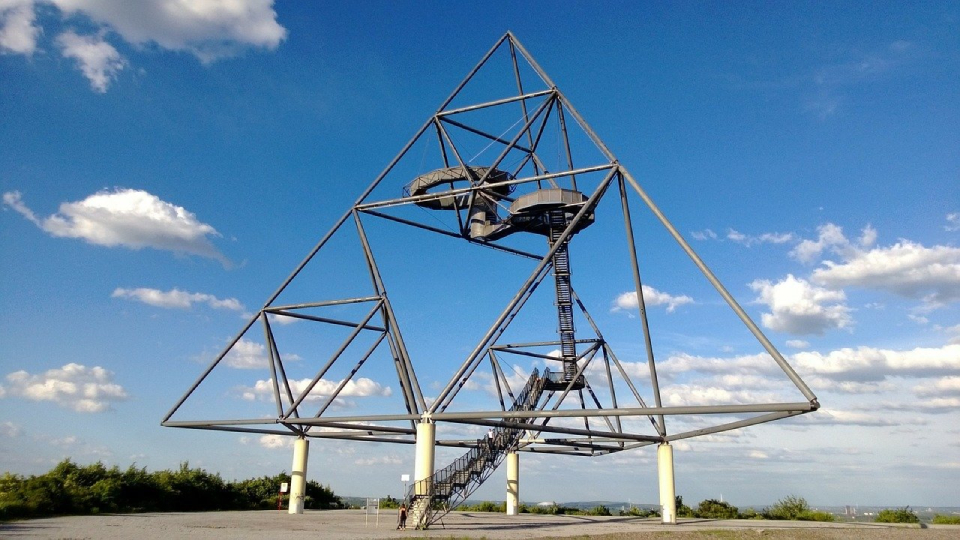 Der Tetraeder in Bottrop bei blauem Himmel