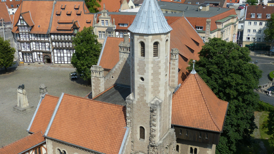 Blick auf den Burgplatz in Braunschweig mit dem Turm der Burg und umliegenden Fachwerkhäusern