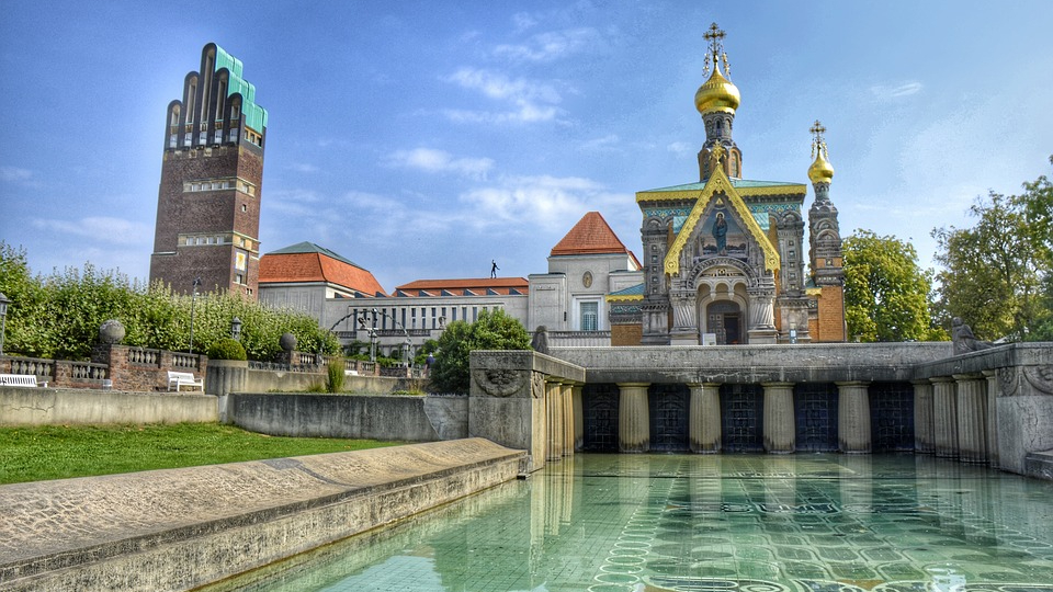 Kapelle und Hochzeitsturm an der Mathildenhöhe in Darmstadt mit Wasserbecken im Vordergrund