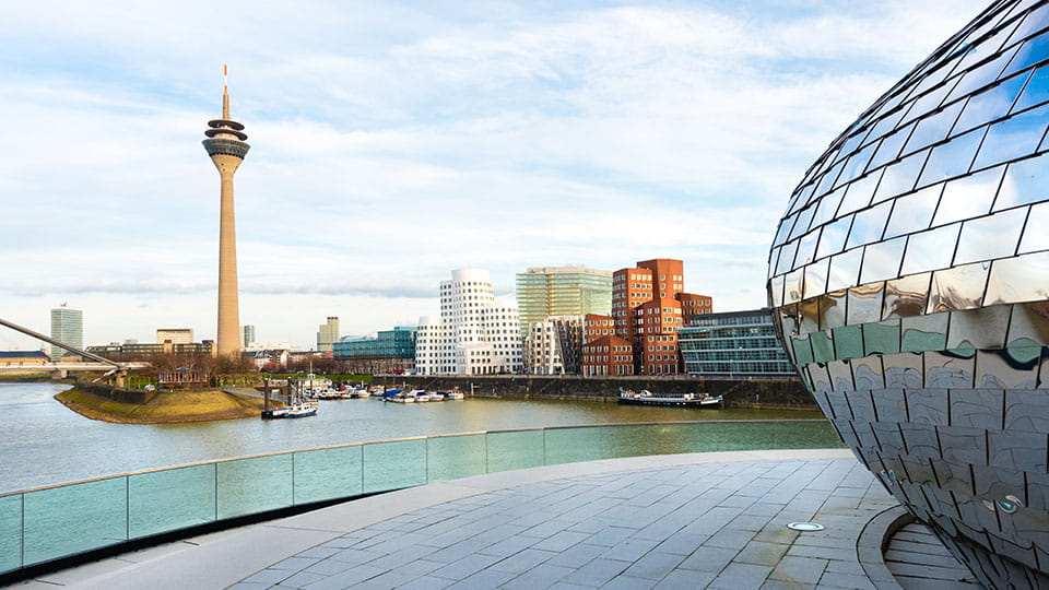 Blick auf den Düsseldorfer Rheinturm und die moderne Architektur am Medienhafen