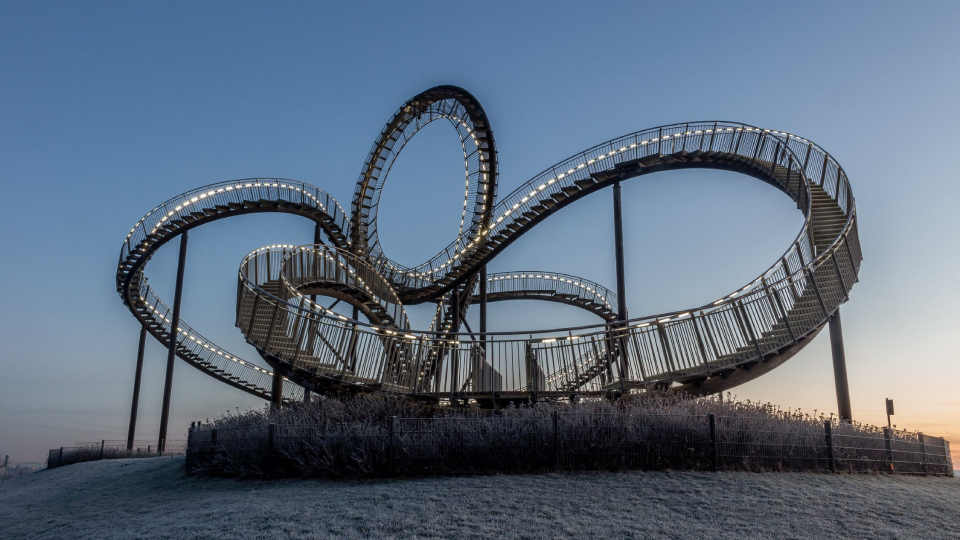 Begehbare Skulptur Tiger and Turtle in Duisburg bei Dämmerung