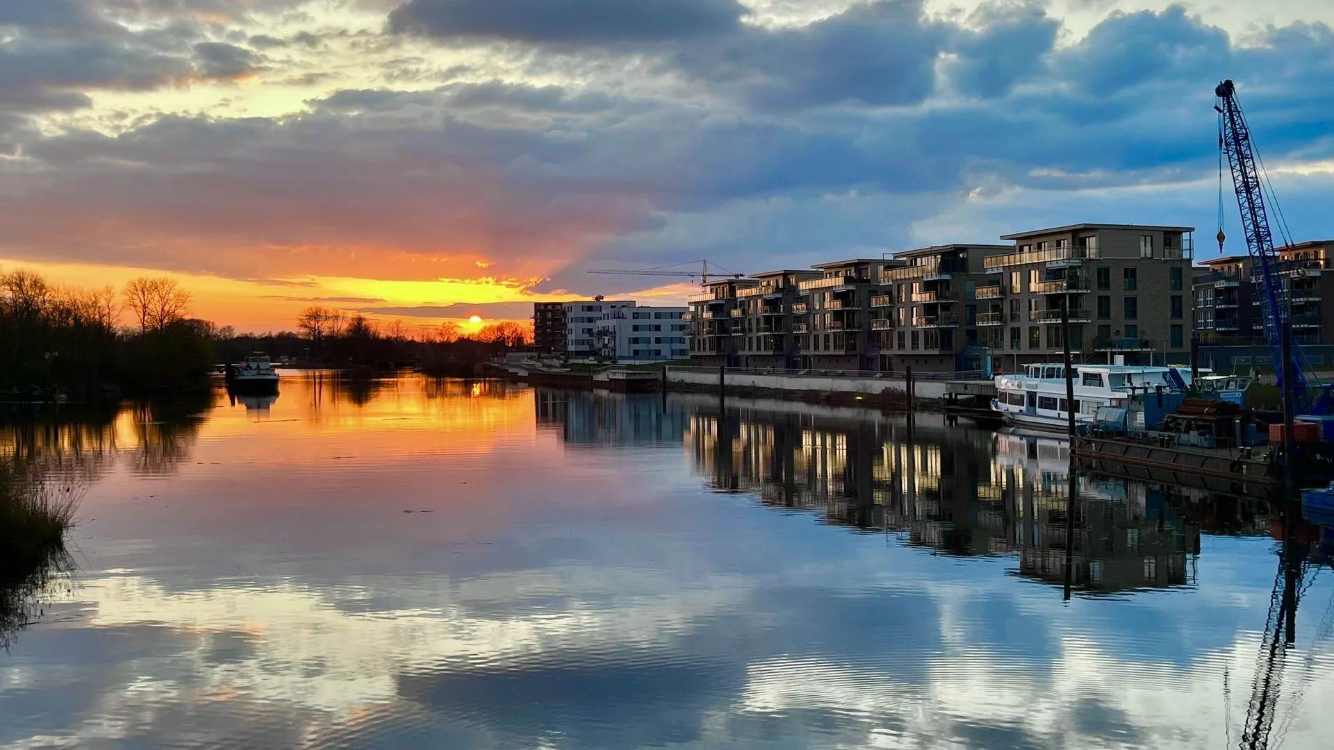 Sonnenuntergang am Ufer in Geesthacht