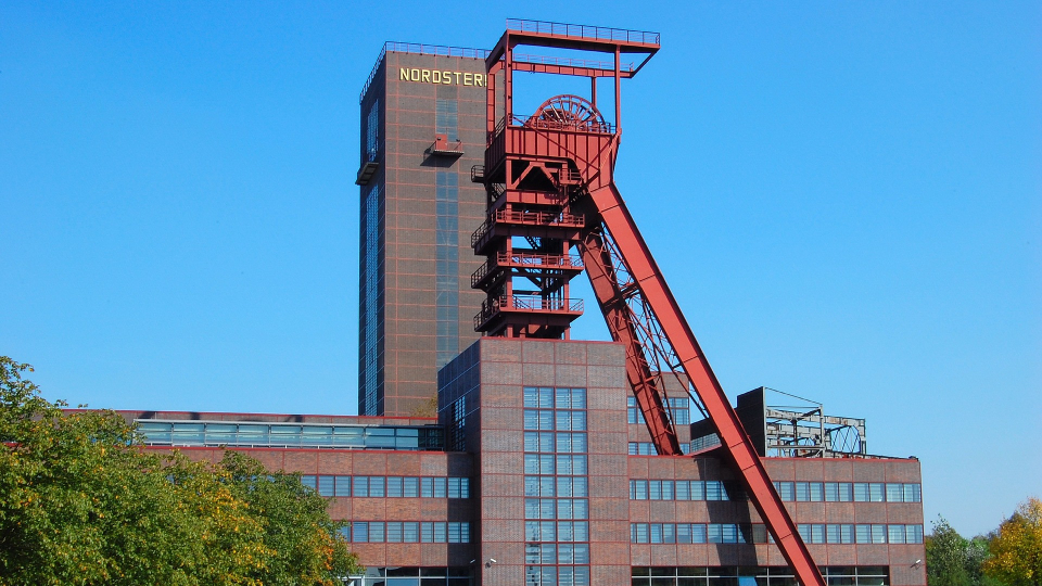 Fördertürme und Gebäude der Zeche des Nordsternparks in Gelsenkirchen bei blauem Himmel