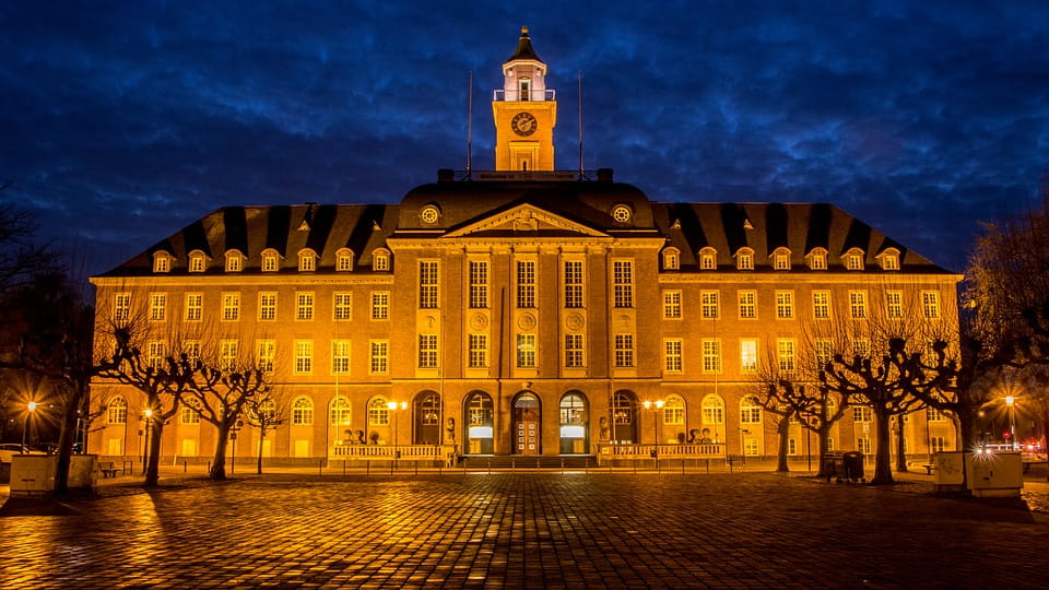 Beleuchtetes Rathaus in Herne bei Nacht