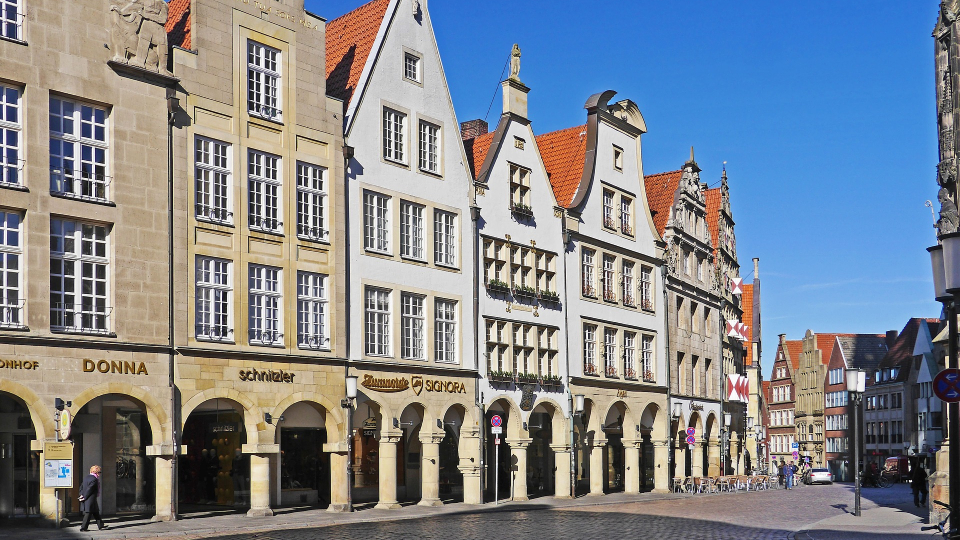 Historische Häuserfassaden mit Arkaden am Prinzipalmarkt in Münster