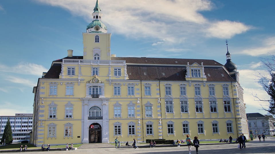 Gelbes Schloss in Oldenburg vor blauem Himmel
