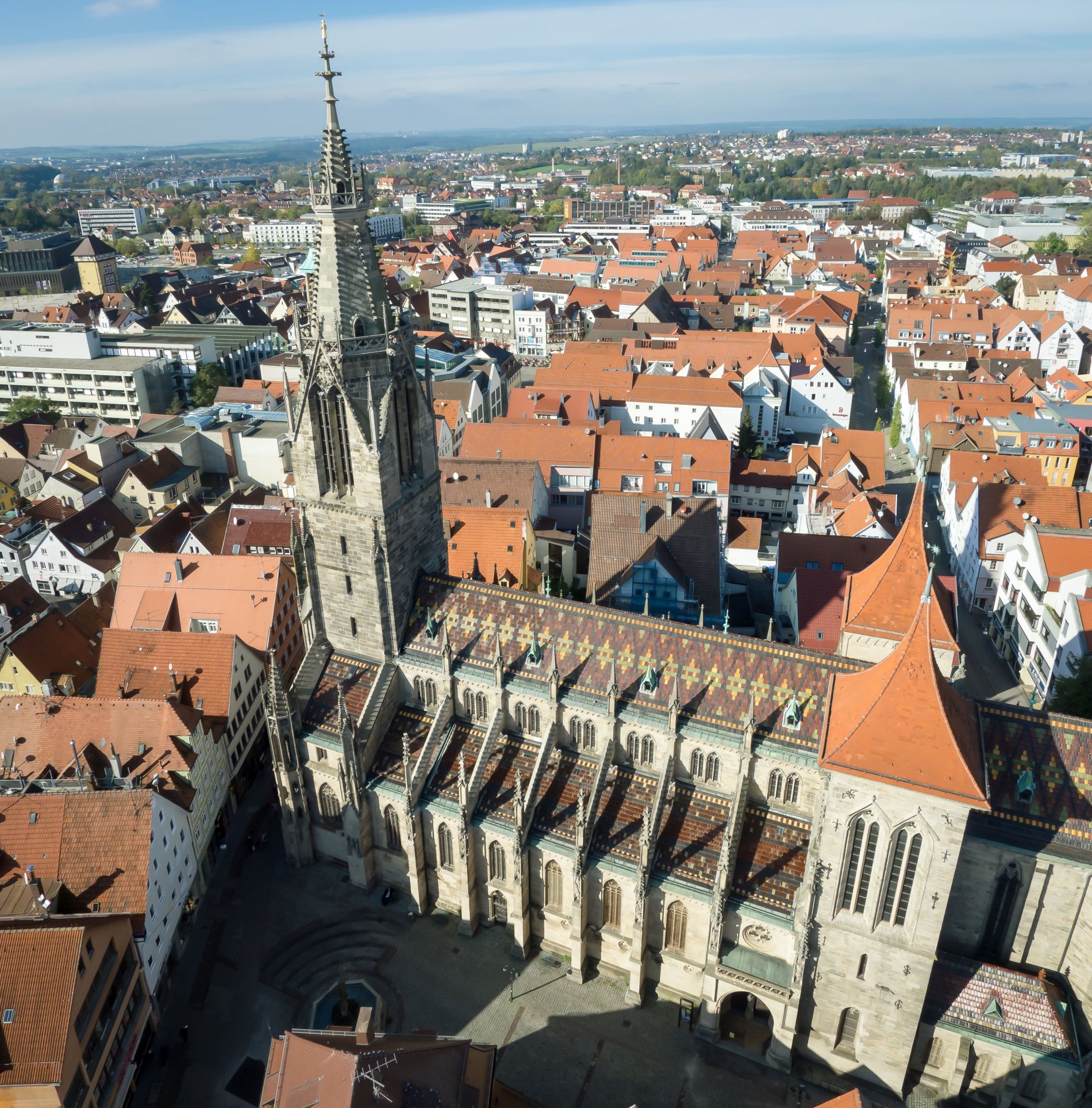 Marienkirche in Reutlingen aus der Vogelperspektive inmitten von Häusern