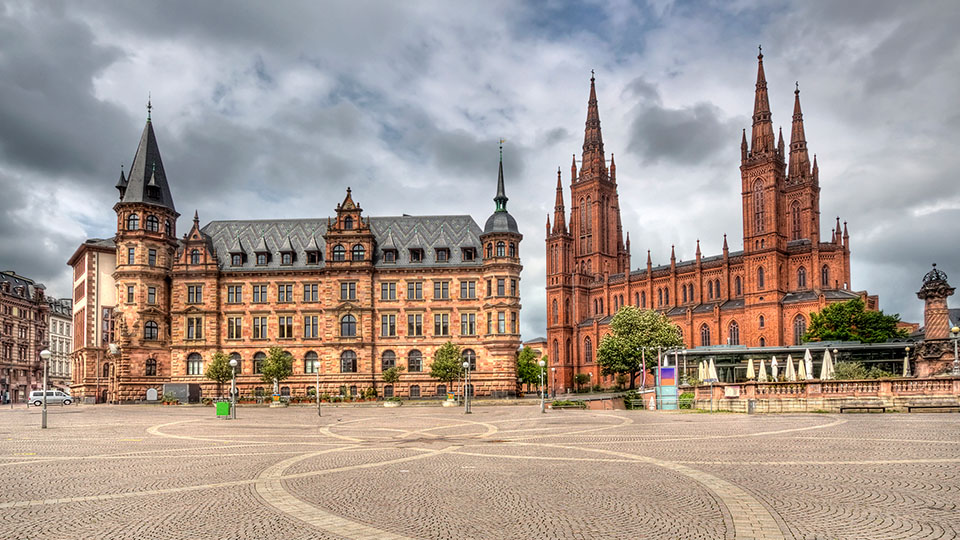 Marktplatz in Wiesbaden mit dem Rathaus und der Marktkirche