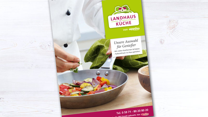 Landhausküche-Genießer-Katalog, abgebildet ist ein Koch und eine Gemüsepfanne
